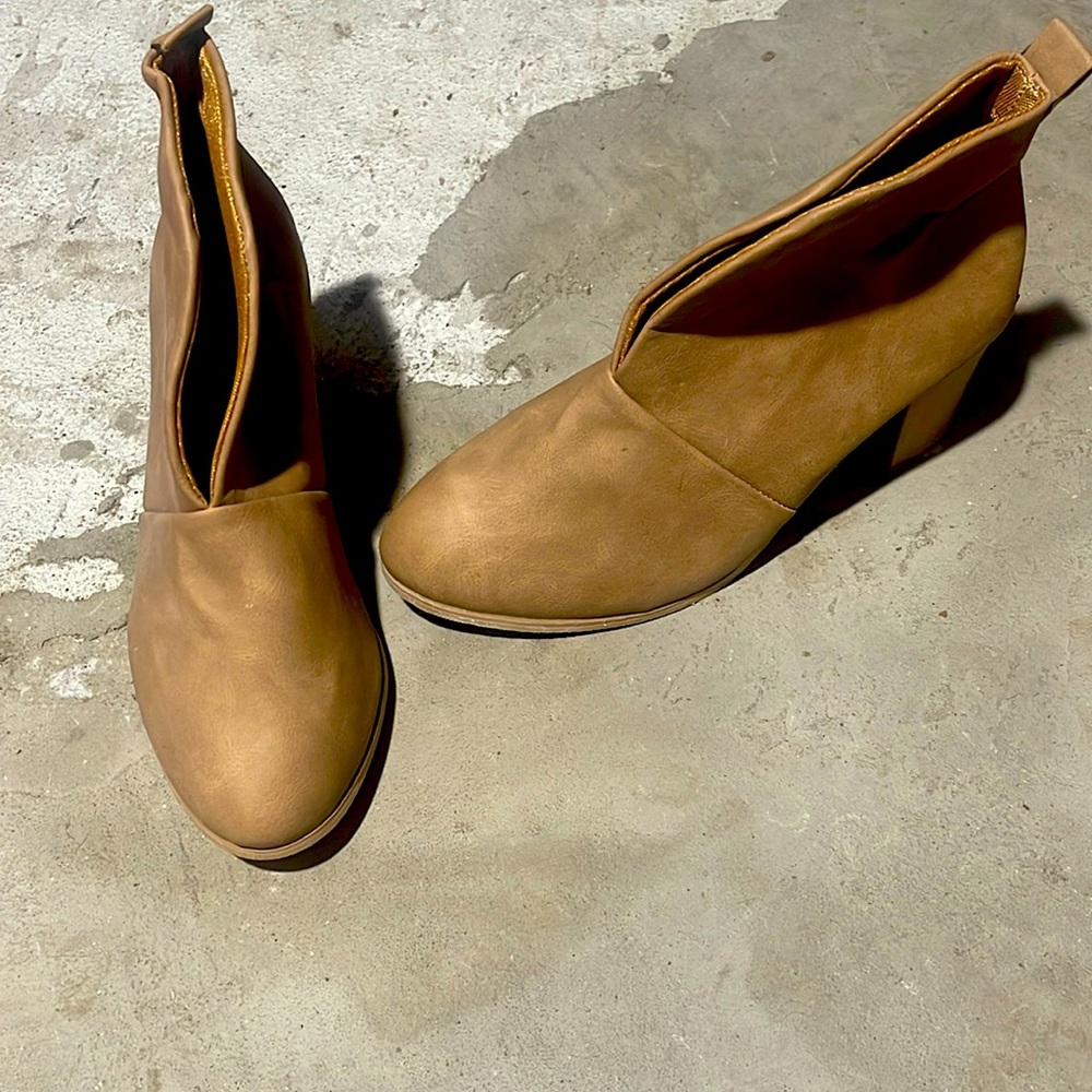 Tan ankle boots / never worn